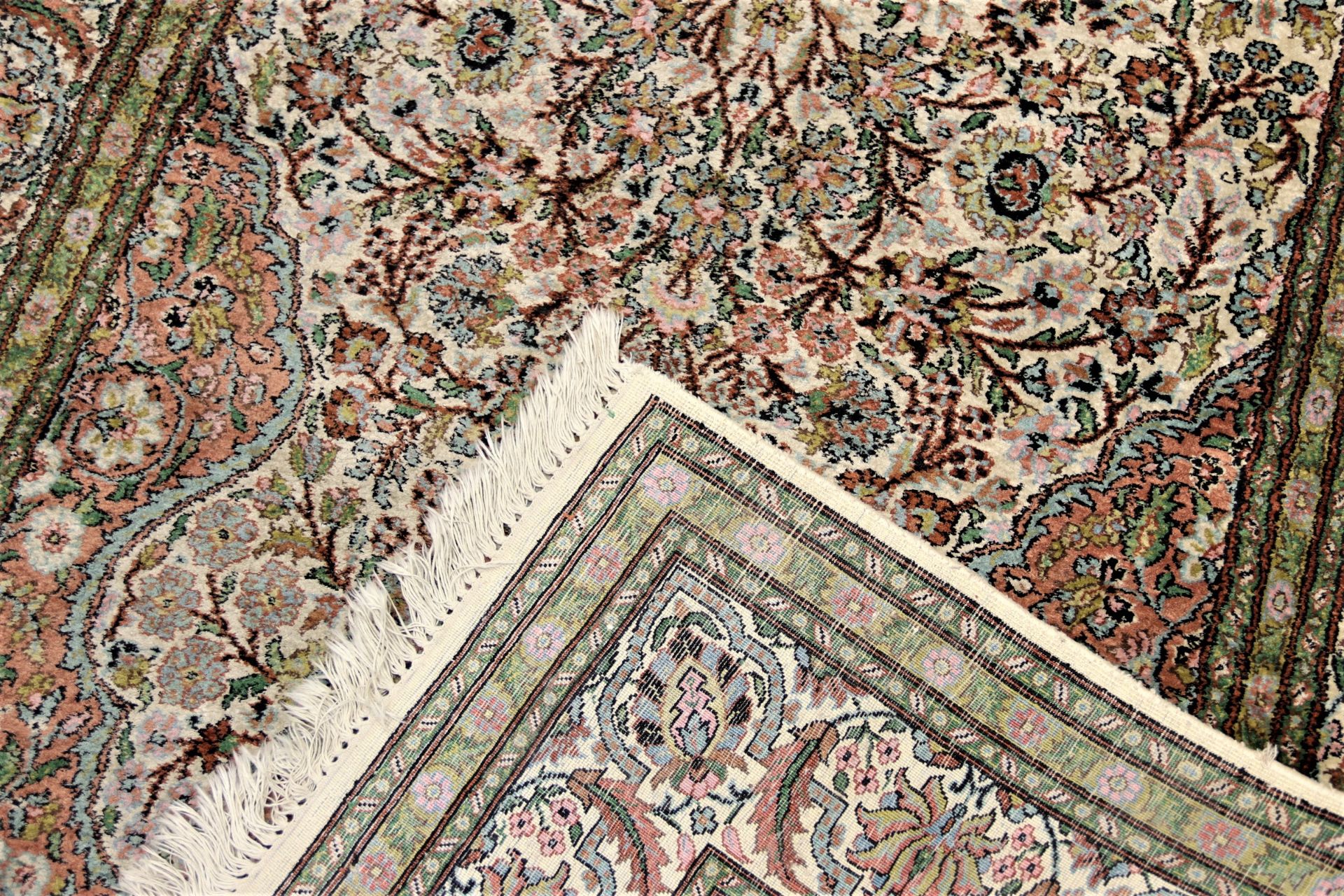 Perserteppich, wohl Iran. Wolle mit Seide. Signiert oder bezeichnet. Ca. 185x122cm. Belaufen. - Bild 2 aus 2