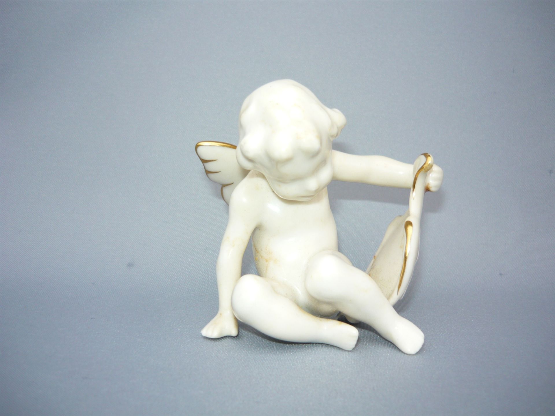 Royal Copenhagen. Geflügelter Putto mit Schild. Ca. 8cm.