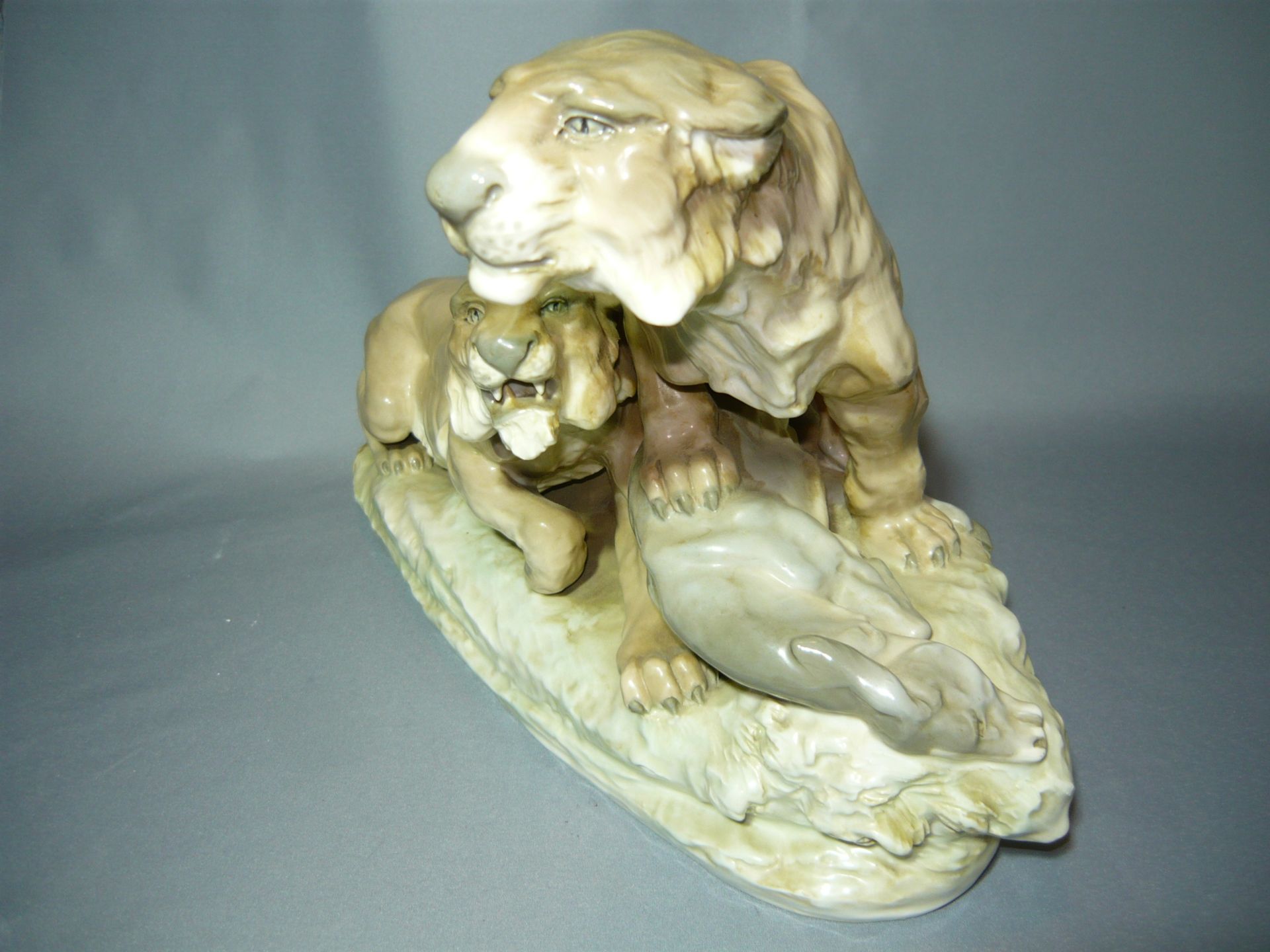 Amphora. Monumantalfigur zweier Löwen mit Beute. Zarte und naturalistische Unterglasurbemalung. - Bild 2 aus 3