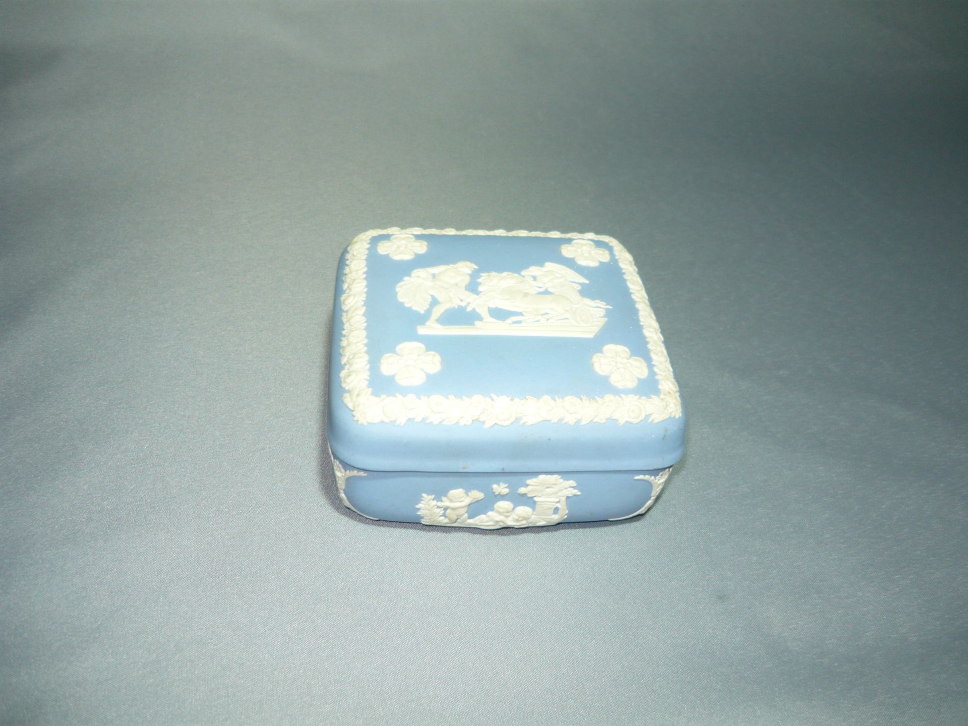 Wedgewood Deckeldose mit antikisierender Szenerie. Jasperware. Ca. 6x10x10cm.