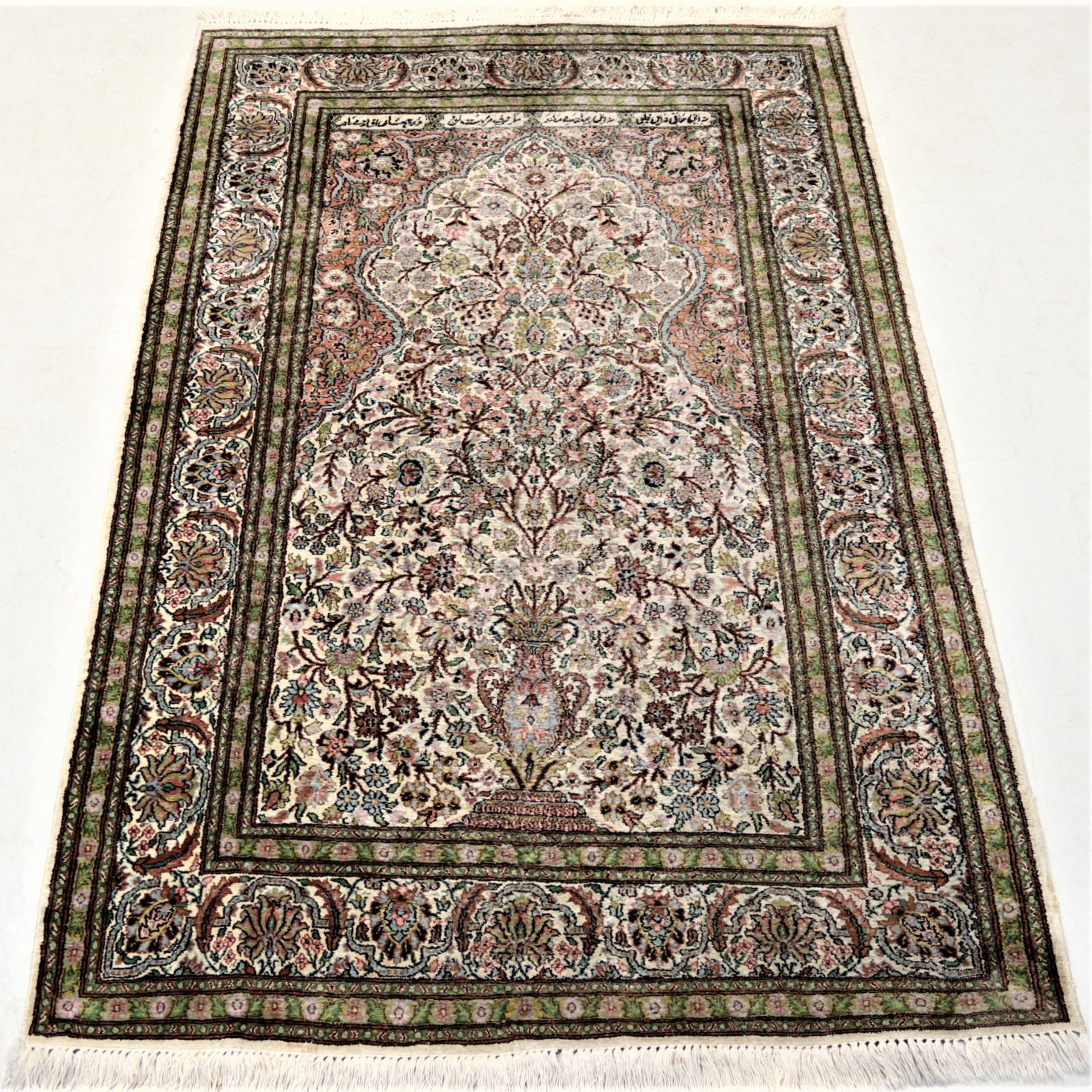 Perserteppich, wohl Iran. Wolle mit Seide. Signiert oder bezeichnet. Ca. 185x122cm. Belaufen.