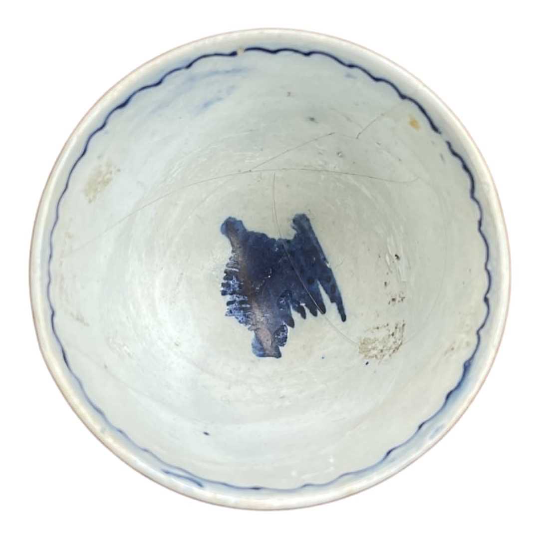 A late 18th century English pearlware cup with traditional Chinese scene decoration - Image 3 of 4