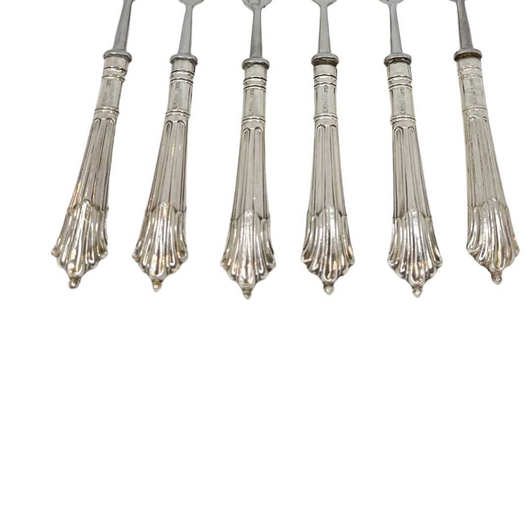 Set of 6 Good Quality Art Deco Silver Handled Dessert Knives and Forks. - Image 4 of 5