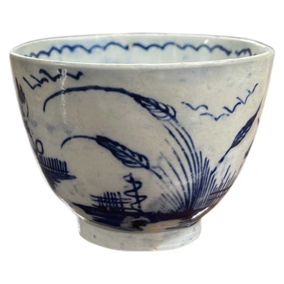 A late 18th century English pearlware cup with traditional Chinese scene decoration - Image 4 of 4