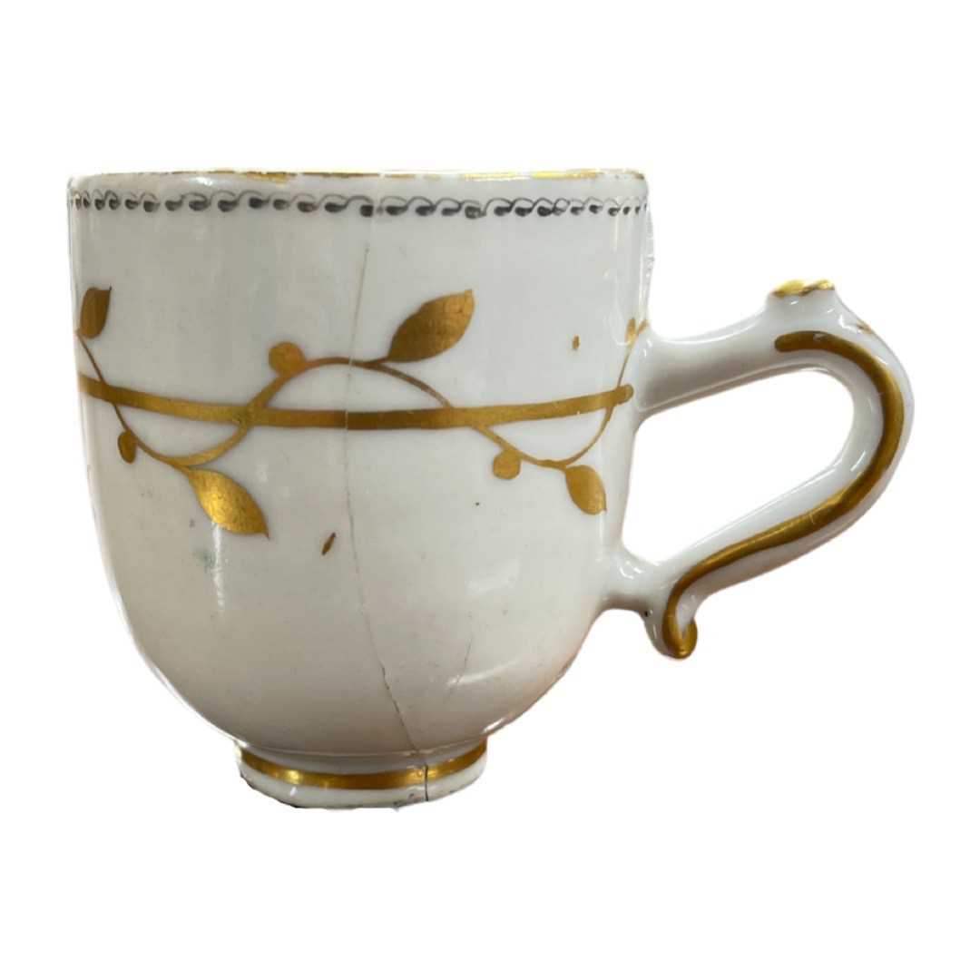 An 18th century Chinese coffee cup with gold floral decoration - Image 3 of 4