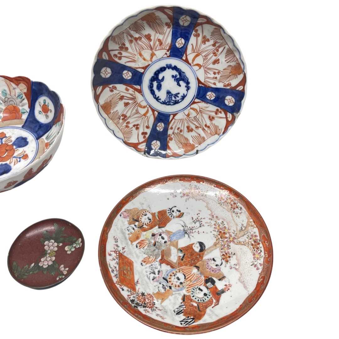 A mixed lot of Chinese and Japanese items including Imari plates, - Image 4 of 4