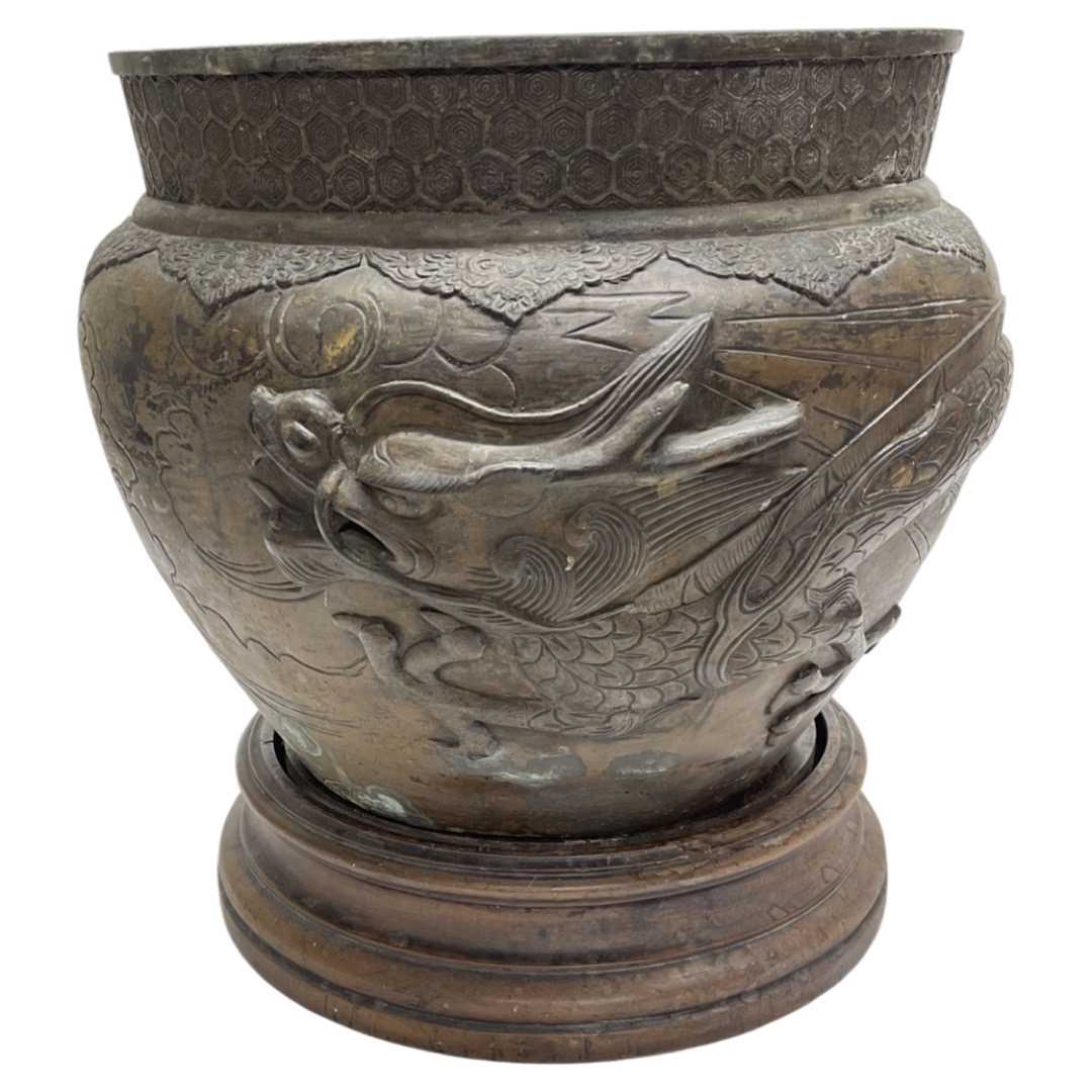 A Japanese Meiji period bronze jardiniere,