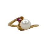 18ct Gold Ruby and Pearl Ring, 1.7 Grams.