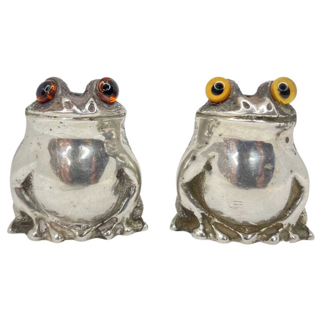 Pair of Fine Quality Frog Cruets. 227 g. London 1967, William Comyns & Sons