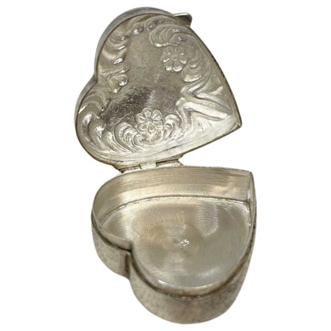 Small Embossed Silver Heart Pill Box. 11 g. London 1992, Thai Design Distributions. - Image 3 of 3