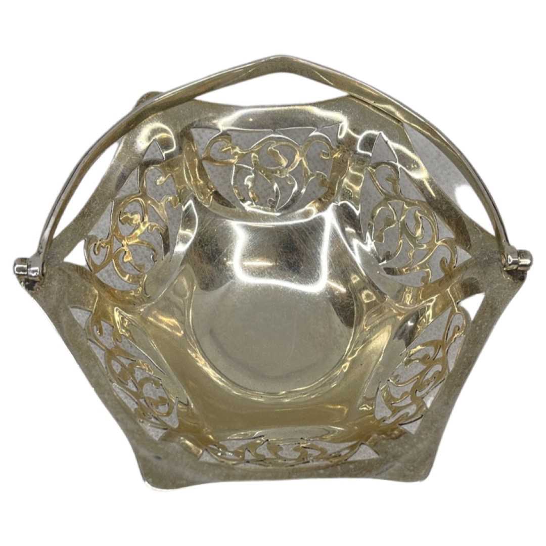 Small Swing Handle Pierced Silver Bonbon Dish. 60 g. London 1911, Elkington & Co. - Image 3 of 4