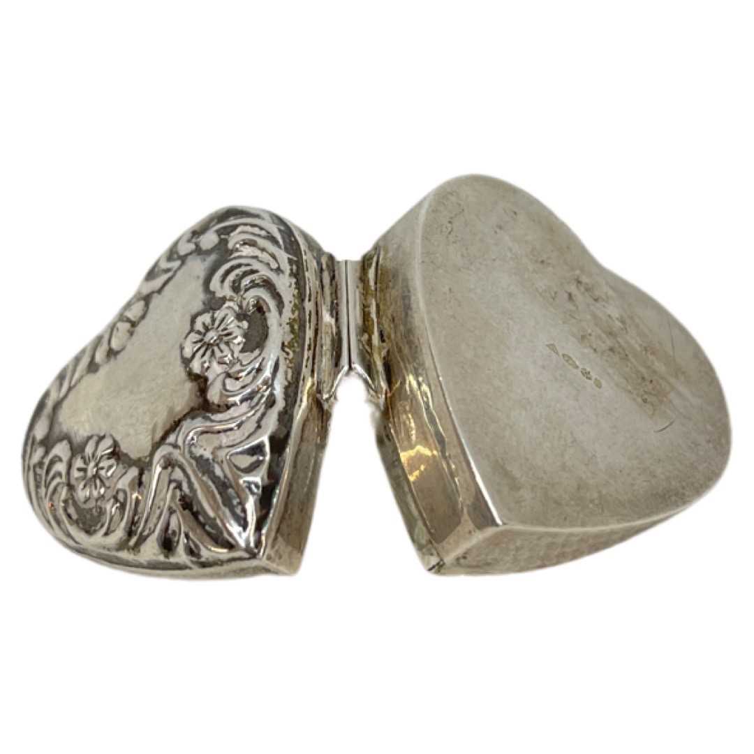 Small Embossed Silver Heart Pill Box. 11 g. London 1992, Thai Design Distributions. - Image 2 of 3