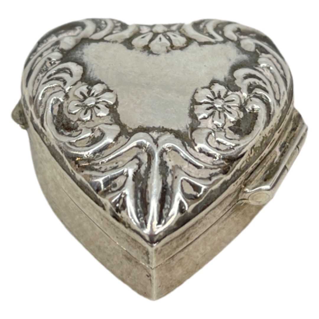 Small Embossed Silver Heart Pill Box. 11 g. London 1992, Thai Design Distributions.