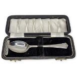 A Cased Silver Christening Spoon. 21 g. Birmingham 1972, ASF Co.