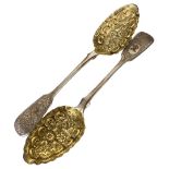 Cased Pair of Glasgow Silver Berry Spoons. 152 g. Glasgow 1834, John Mitchell