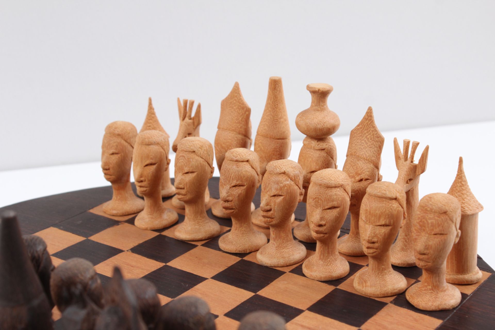 Schachspiel. 20. Jh. Rundes Spielbrett - Bild 2 aus 3