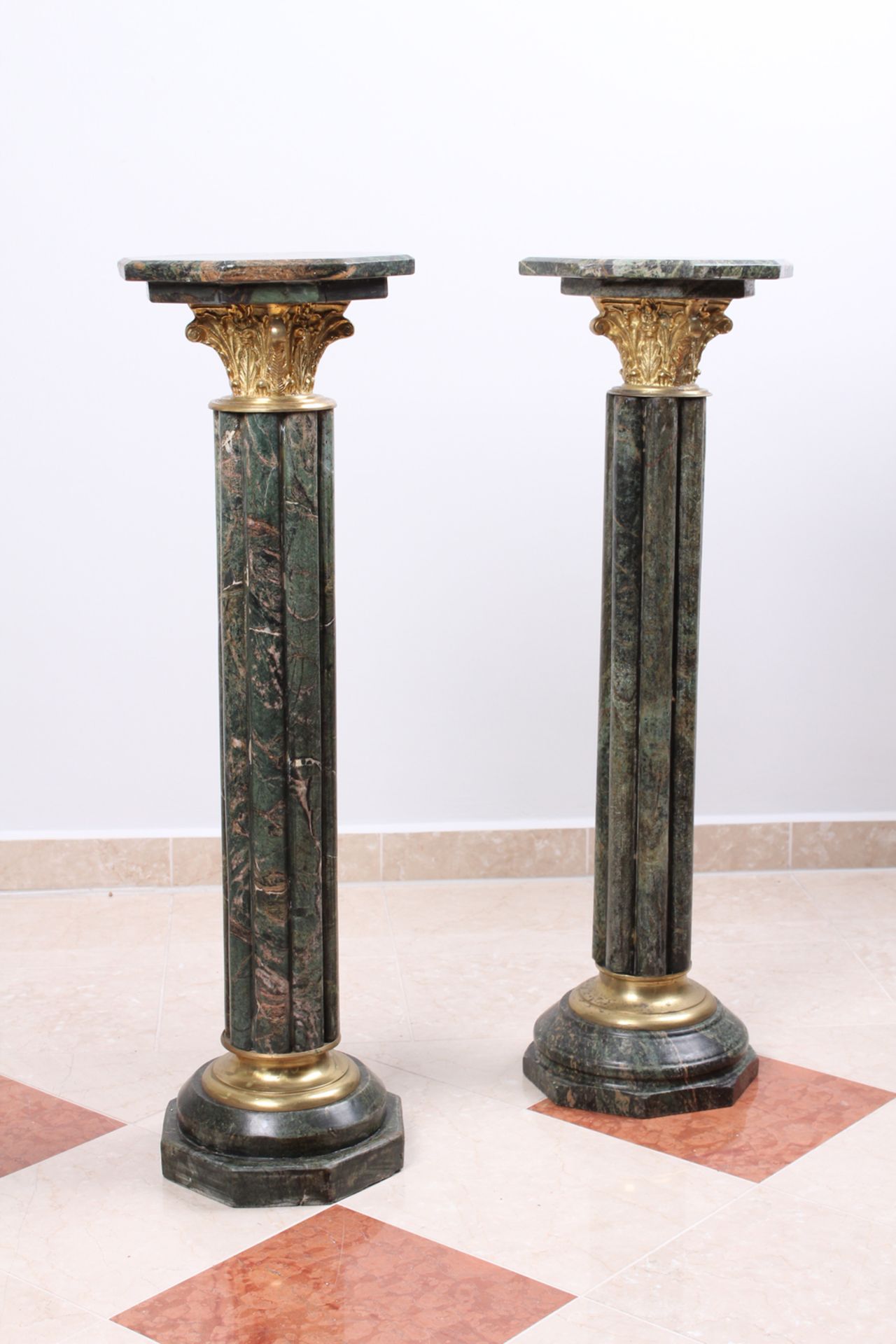 Paar Säulen. Grün geäderter Marmor.
