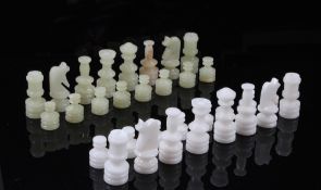 32 Schachfiguren aus Onyx. H: bis 6,5