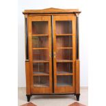 Biedermeier- Bücherschrank.