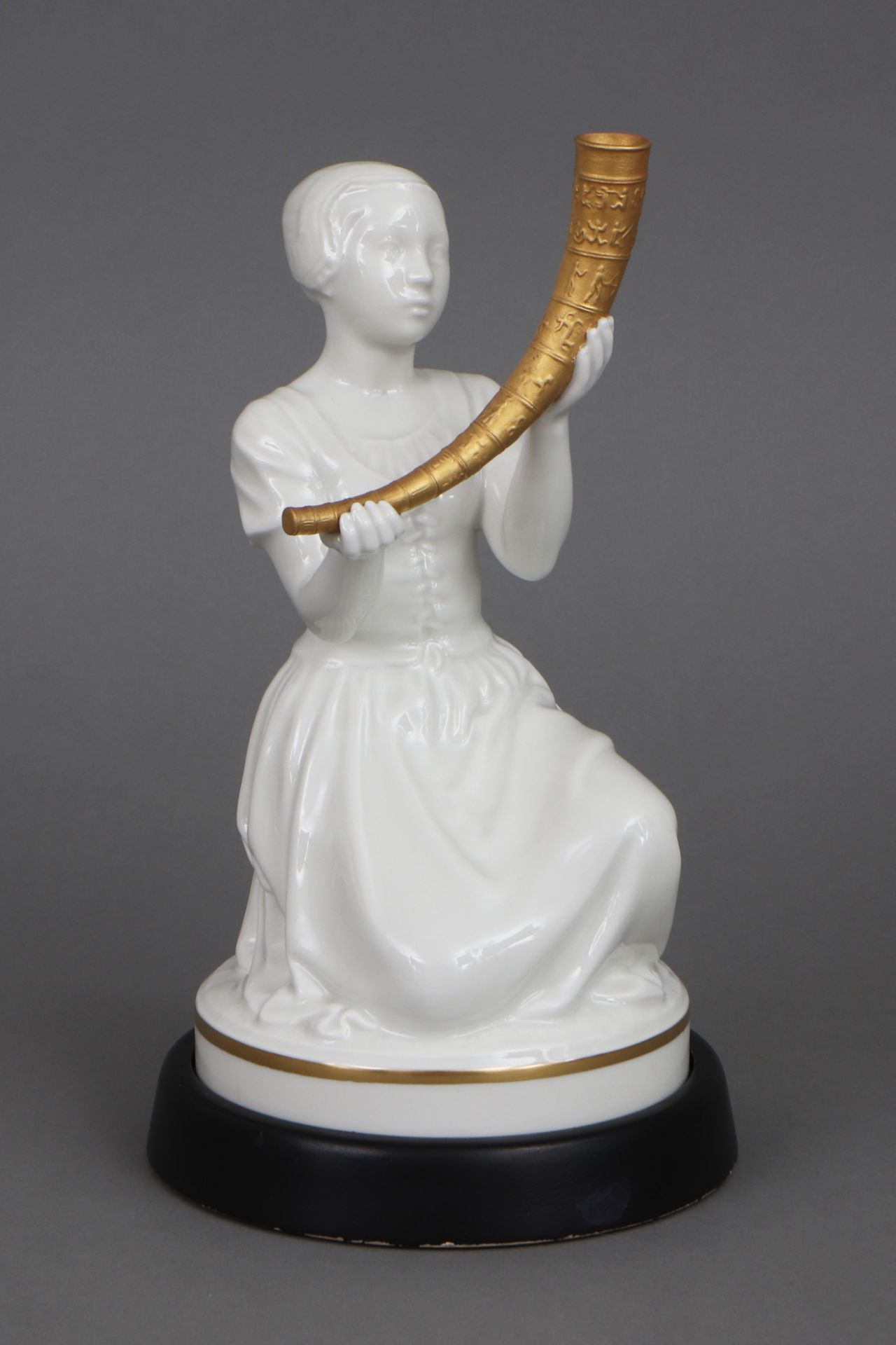 ROYAL COPENHAGEN Porzellanfigur ¨Kristine Svendsdatter mit Goldhorn¨