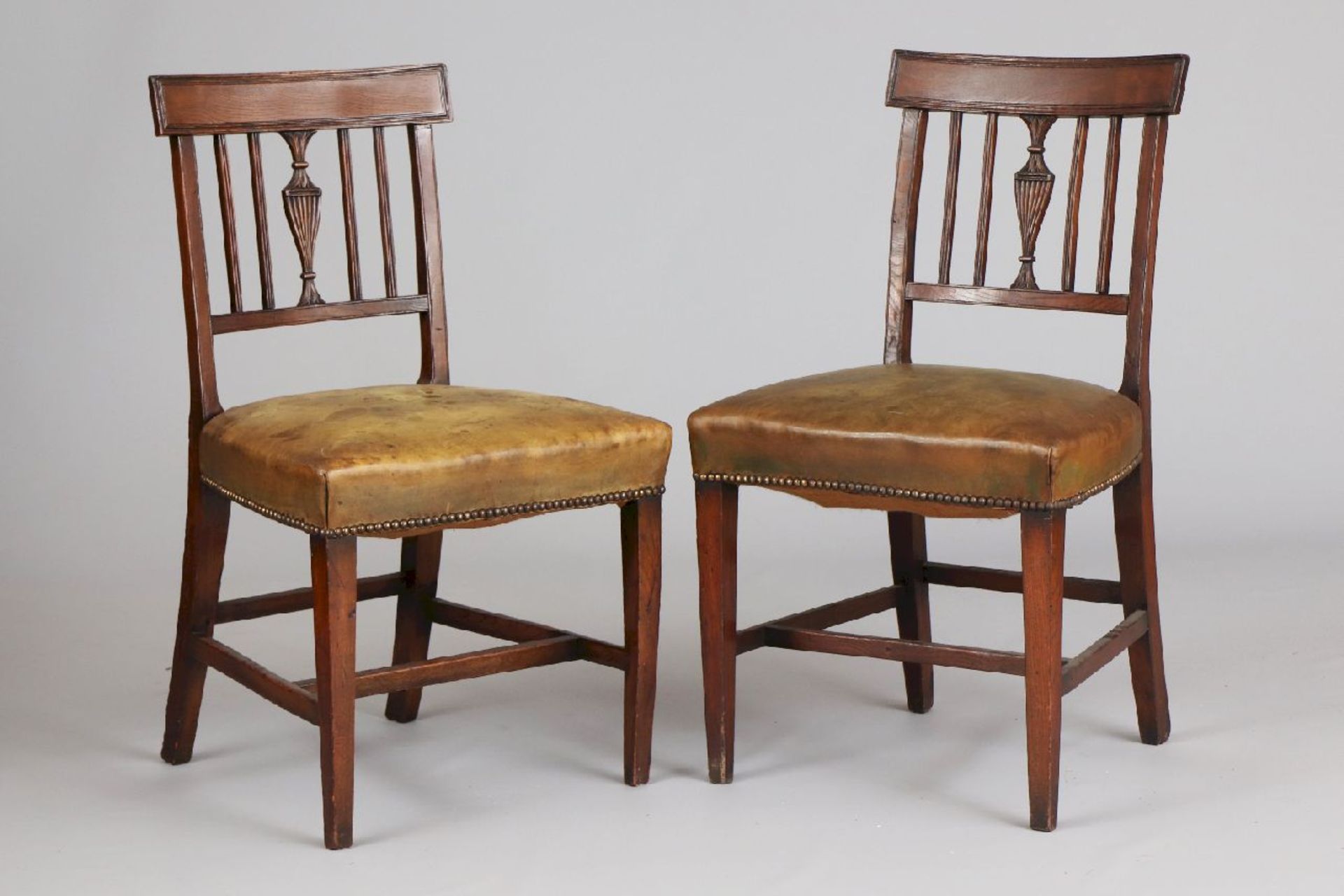 Paar englische George III. Stühle