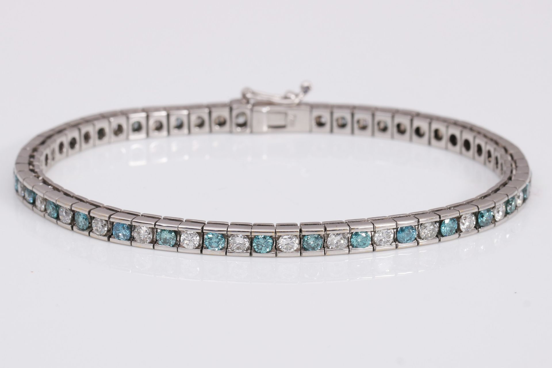 Brillantarmband mit weißen und blauen Diamanten