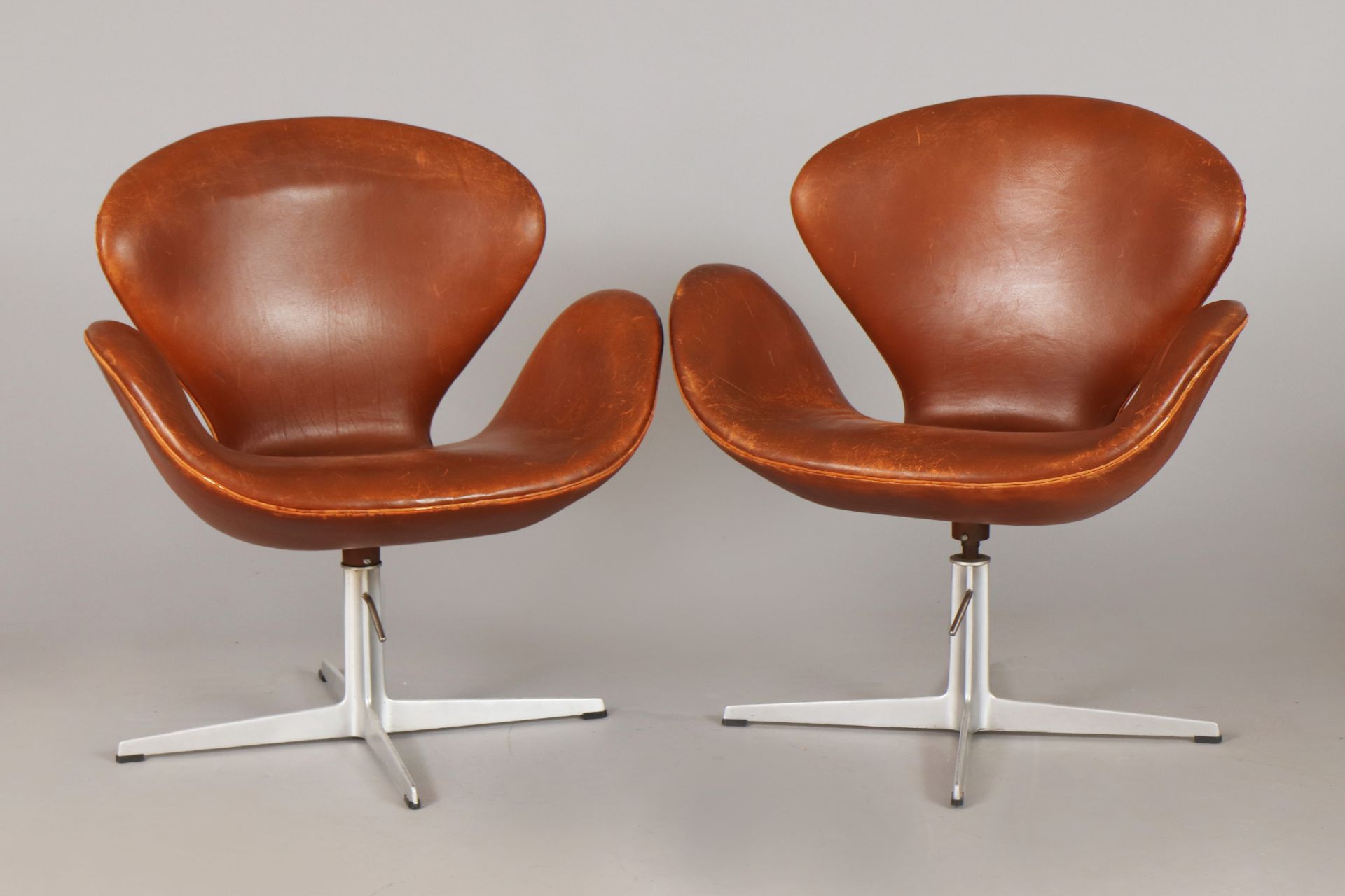 Paar Arne JACOBSEN Swan chairs