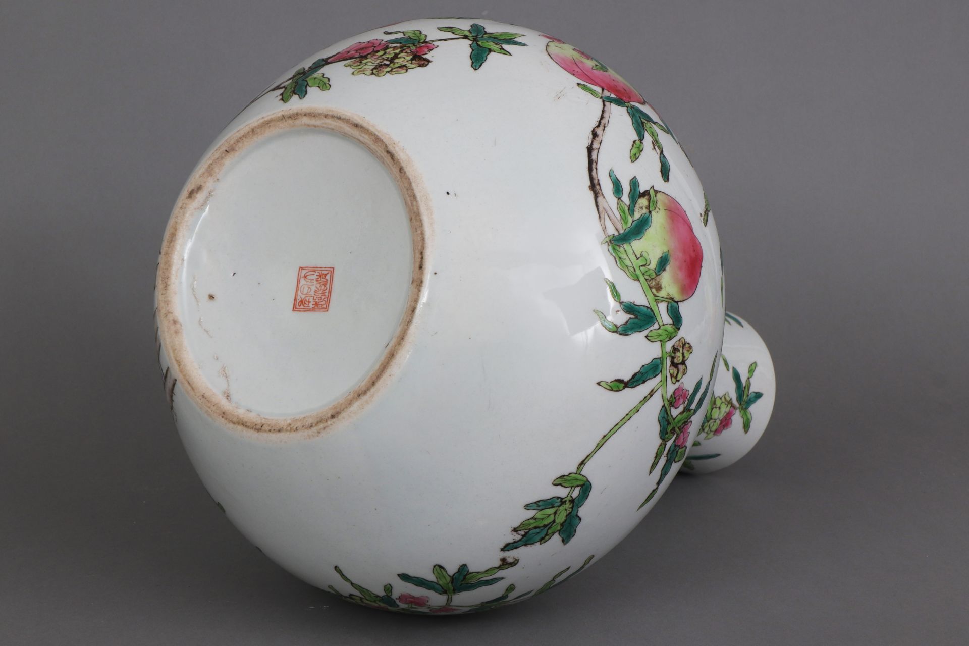 Chinesische Porzellanvase mit Fencai-Malerei ¨Pfirsichblüten¨ - Bild 5 aus 6