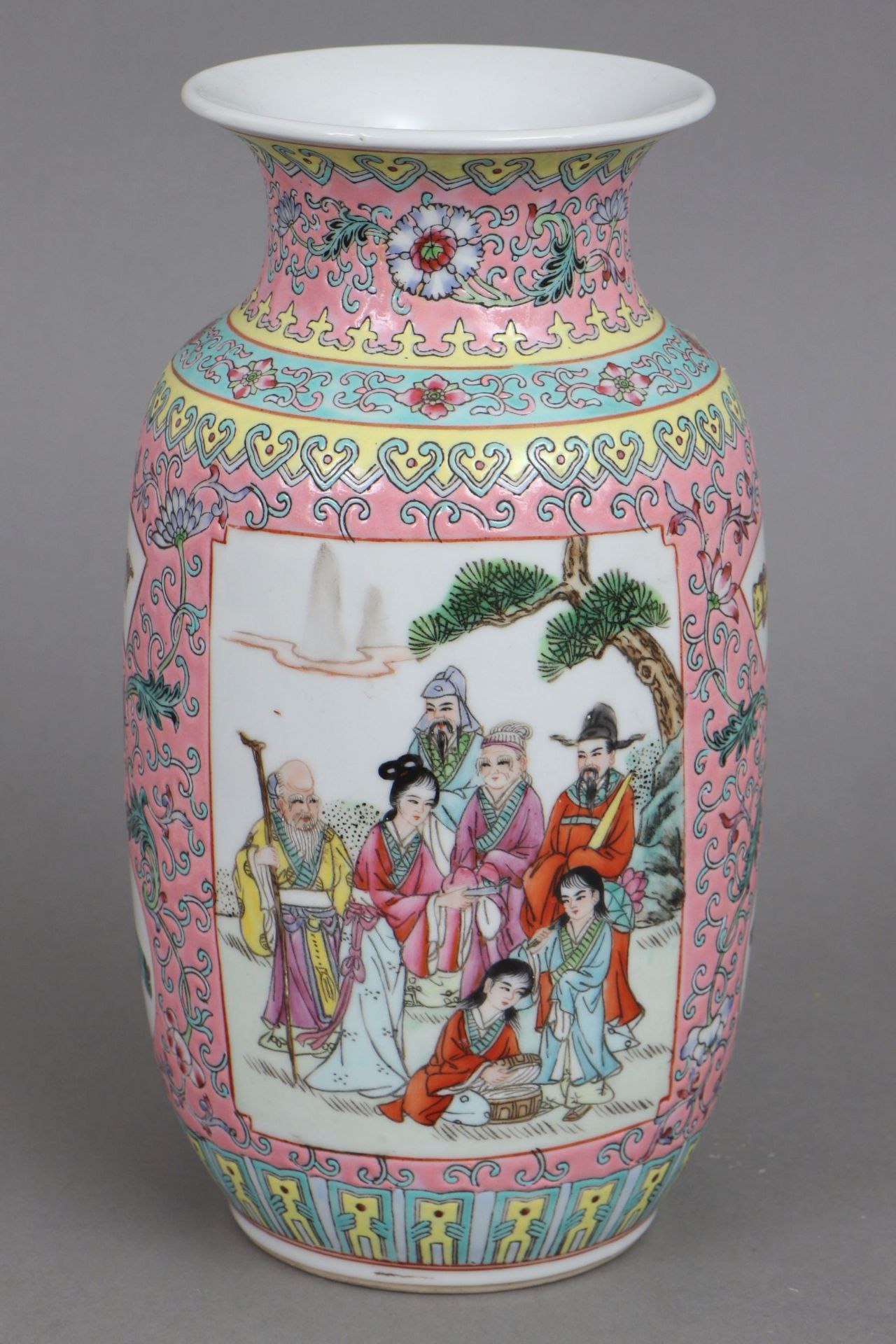 Chinesische Porzellanvase mit famille rose Malerei