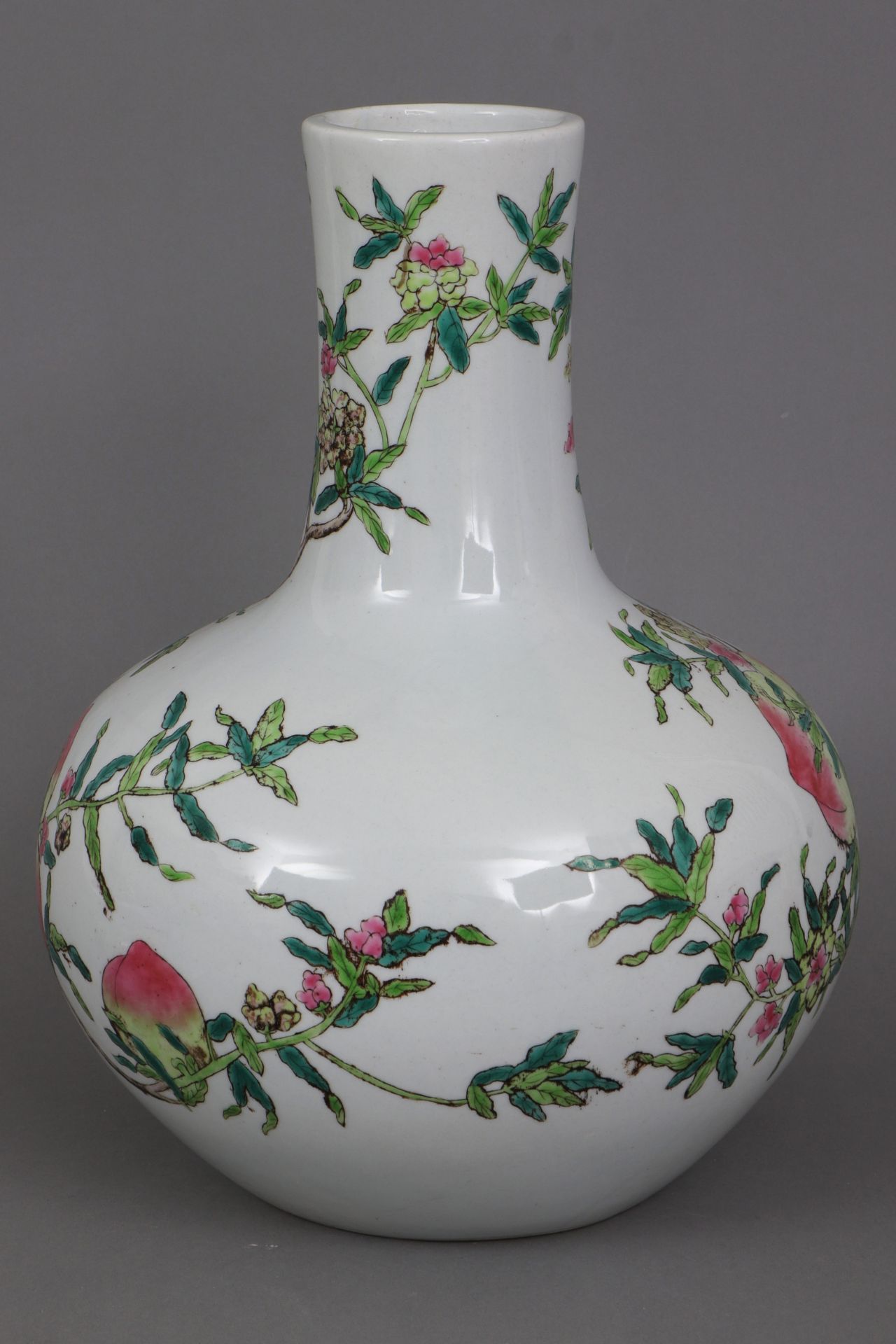 Chinesische Porzellanvase mit Fencai-Malerei ¨Pfirsichblüten¨ - Bild 4 aus 6