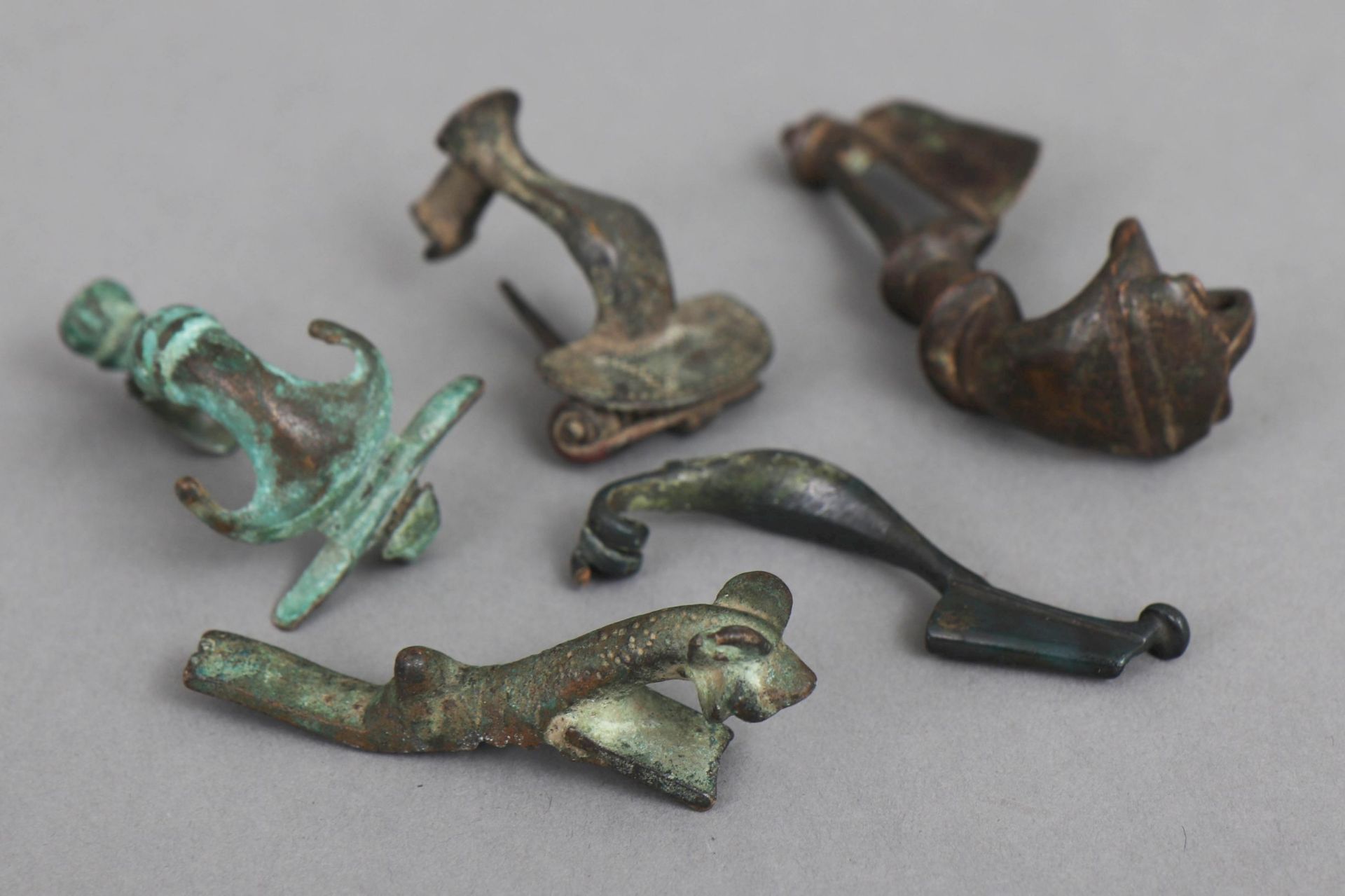 5 antike Bronze-Fibeln
