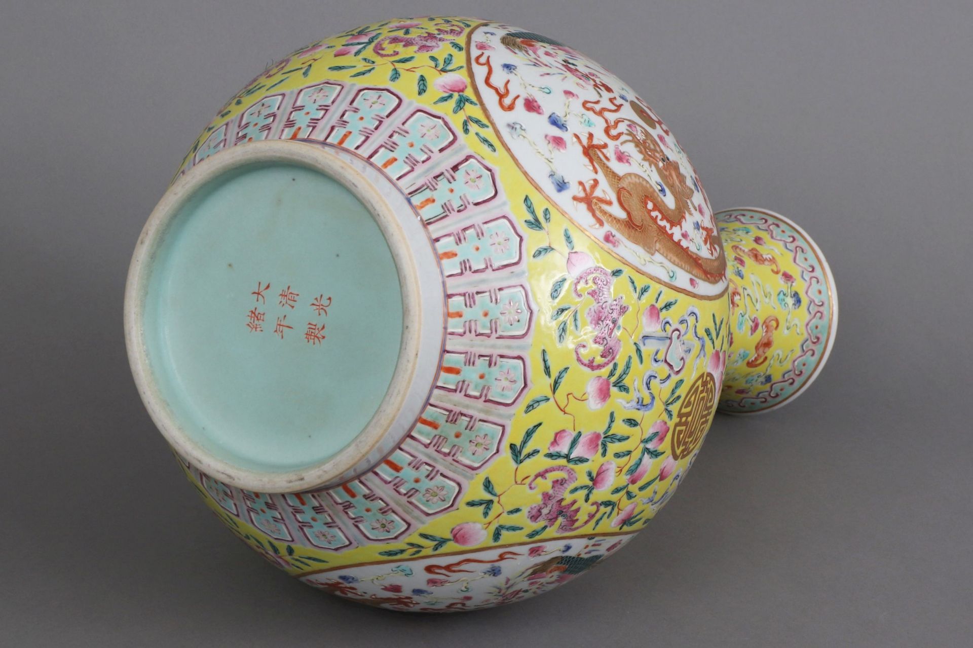 Chinesische Porzellanvase mit Drachendekor auf gelbem Grund - Image 6 of 7