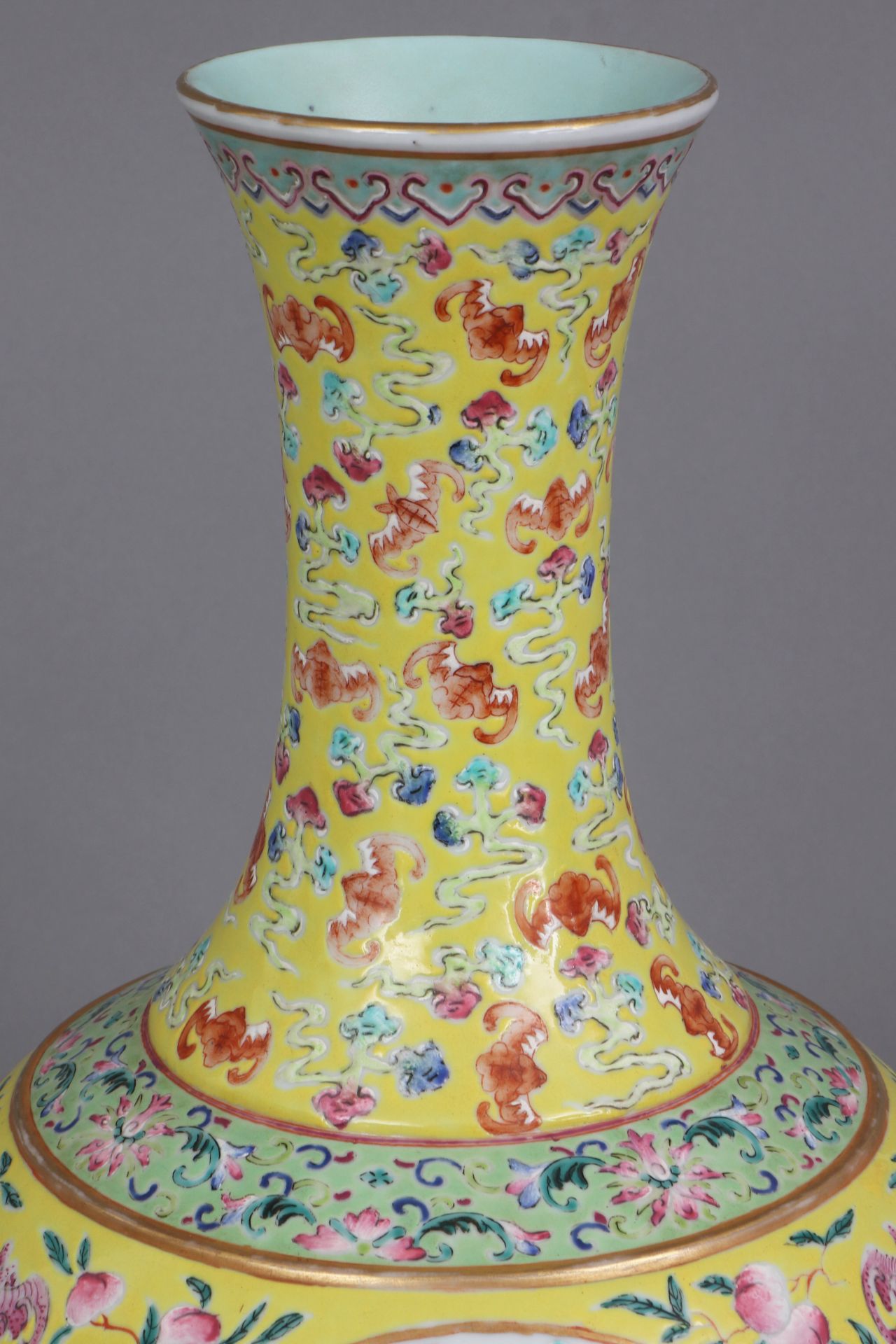 Chinesische Porzellanvase mit Drachendekor auf gelbem Grund - Image 4 of 7