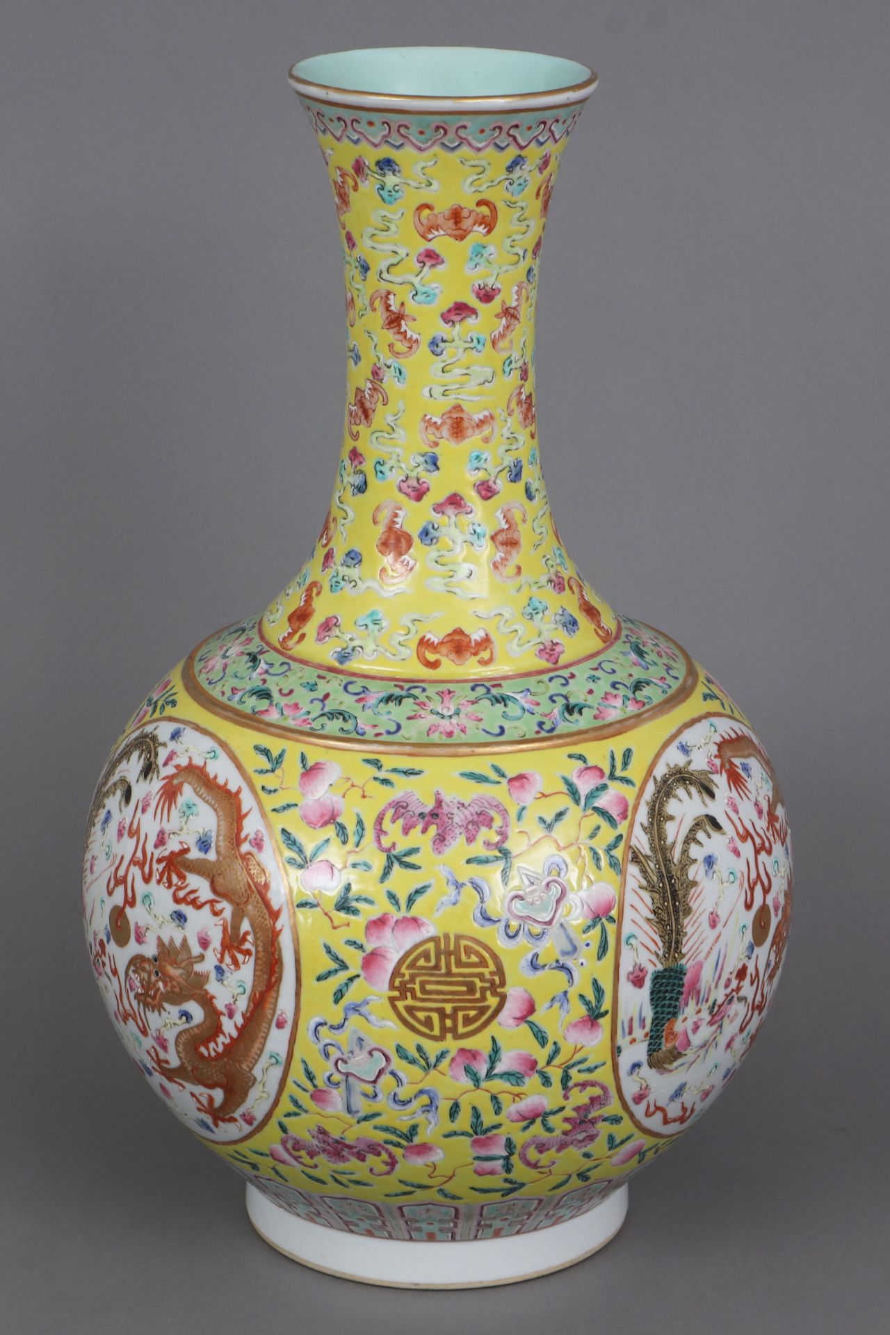 Chinesische Porzellanvase mit Drachendekor auf gelbem Grund - Image 2 of 7