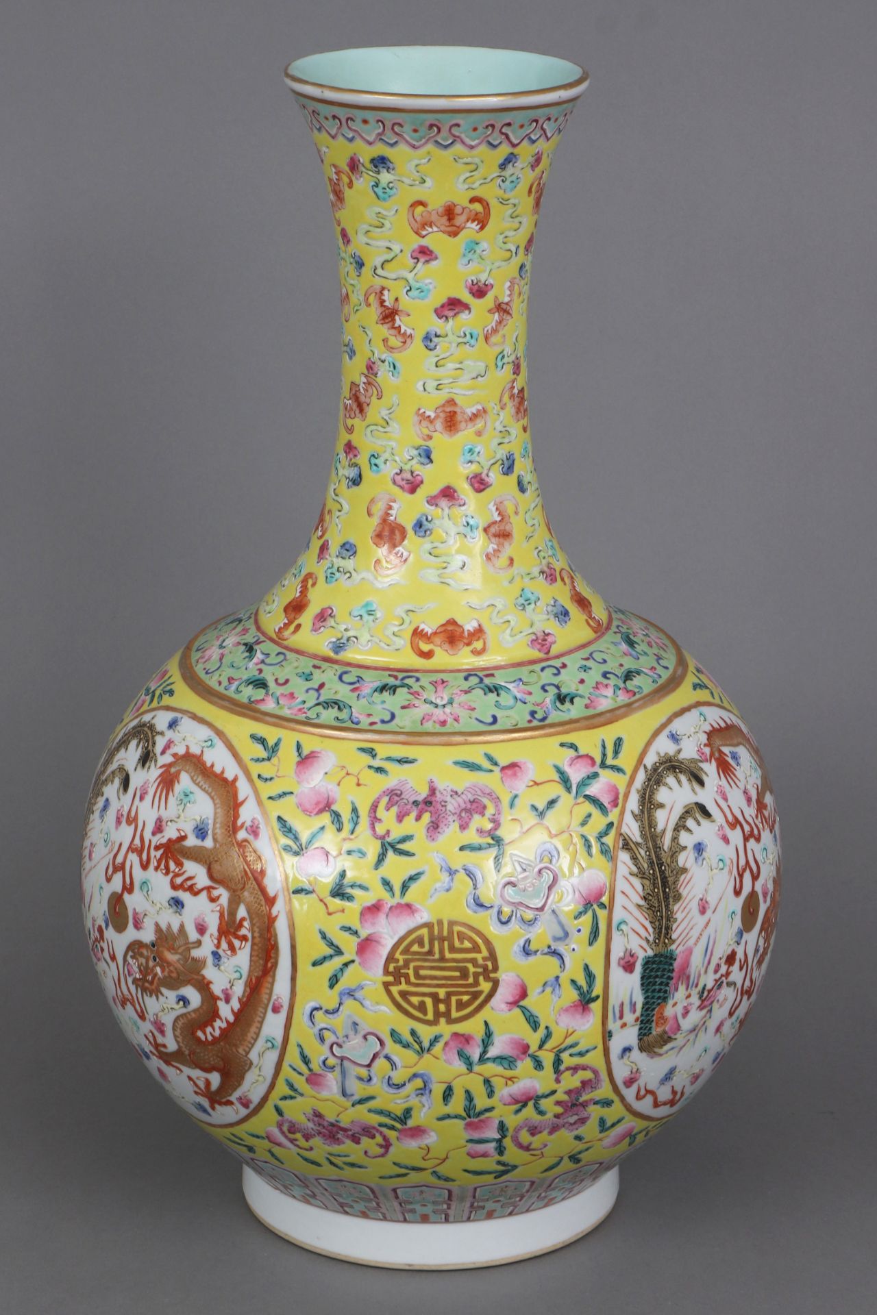 Chinesische Porzellanvase mit Drachendekor auf gelbem Grund - Bild 2 aus 7