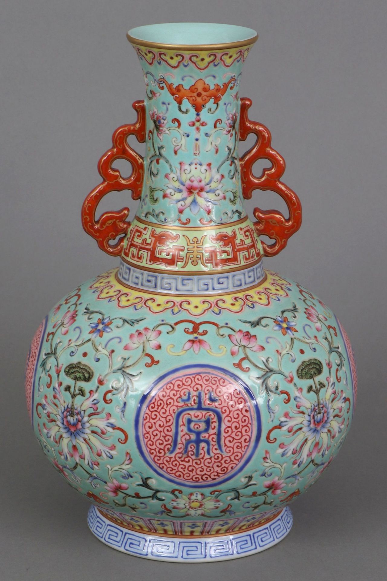 Chinesische Porzellanvase mit Fencai-Malerei