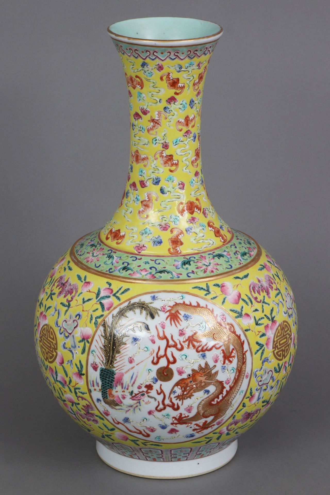 Chinesische Porzellanvase mit Drachendekor auf gelbem Grund