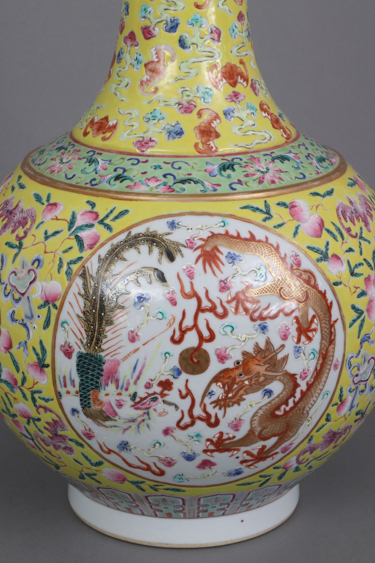 Chinesische Porzellanvase mit Drachendekor auf gelbem Grund - Image 3 of 7