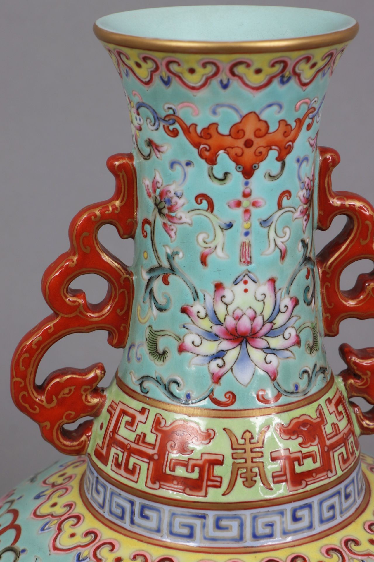 Chinesische Porzellanvase mit Fencai-Malerei - Image 4 of 7