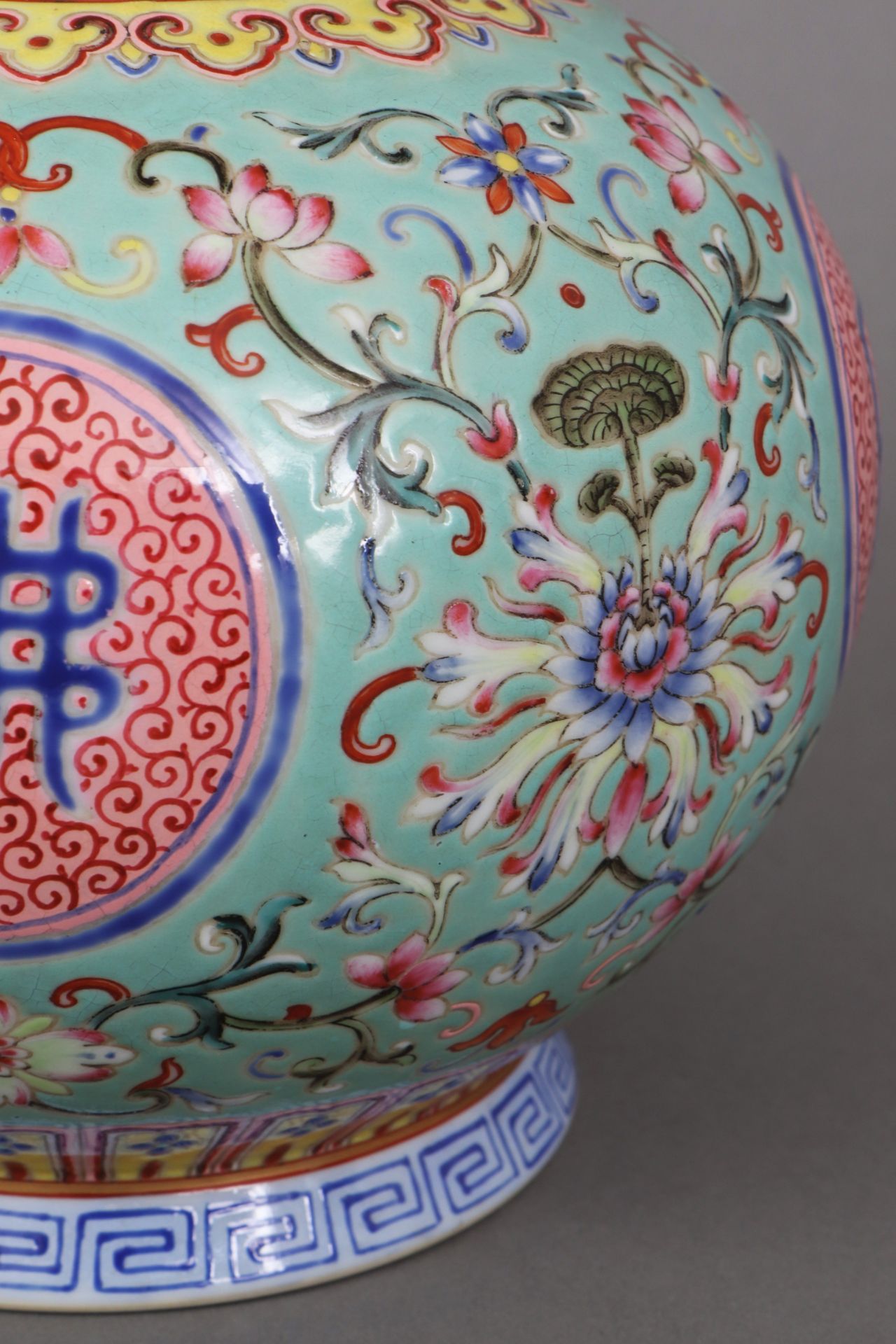 Chinesische Porzellanvase mit Fencai-Malerei - Image 5 of 7