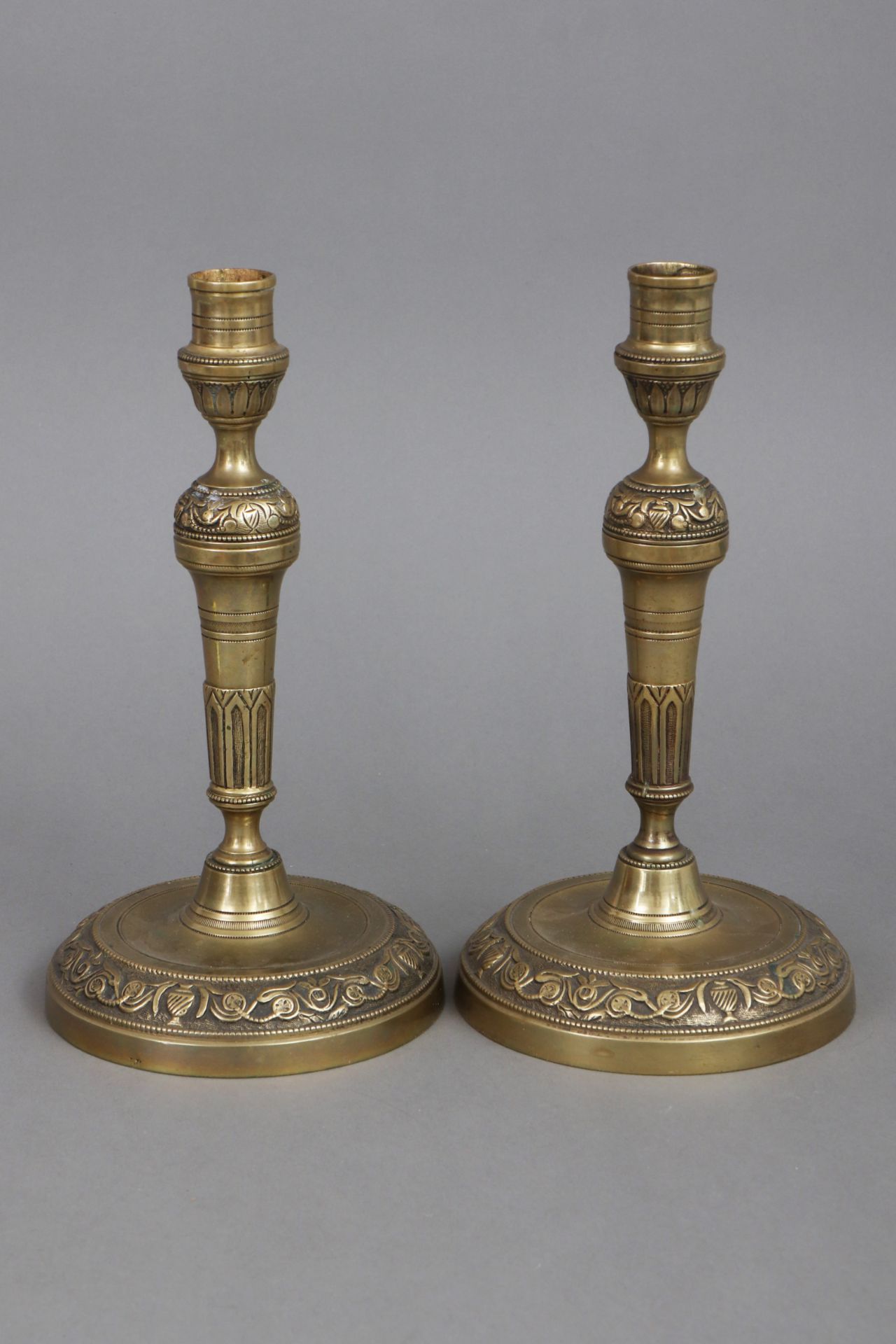Paar Messing Kerzenstöcke im Stile Louis Seize (19. Jahrhundert)