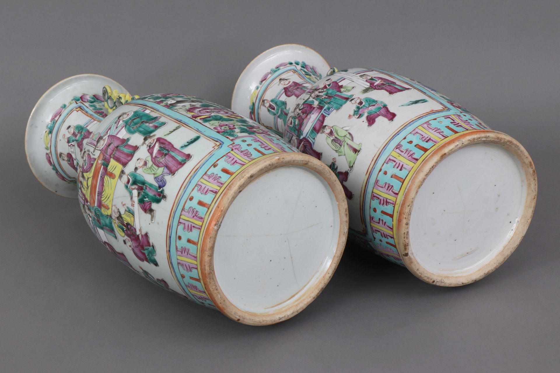 Paar chinesische Balustervasen mit Fencai-Malerei - Bild 4 aus 5