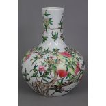 Chinesische Porzellanvase mit Fencai-Malerei ¨Pfirsichblüten¨