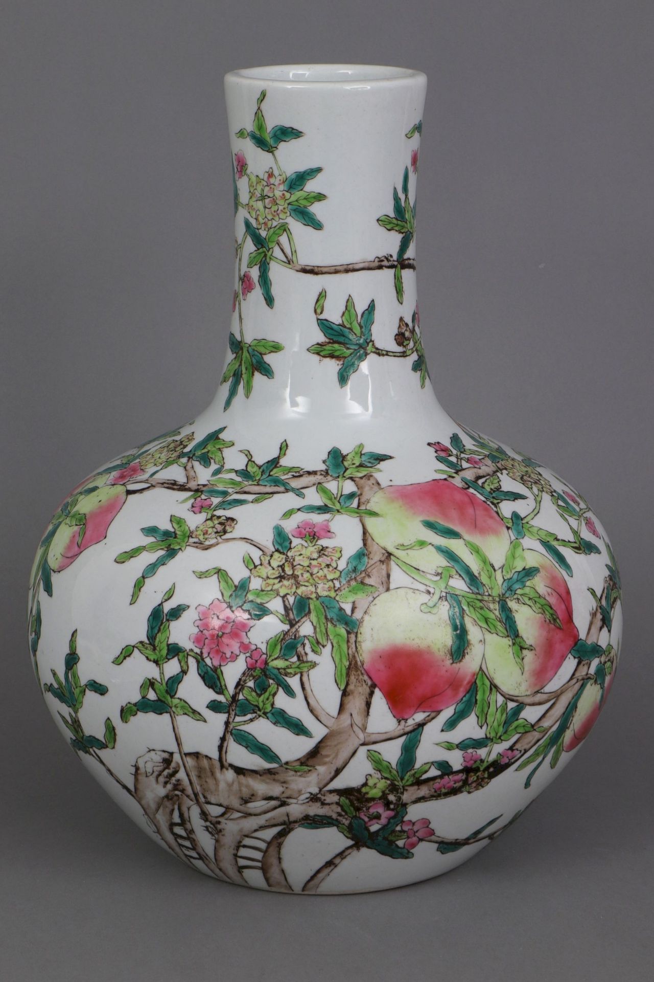 Chinesische Porzellanvase mit Fencai-Malerei ¨Pfirsichblüten¨