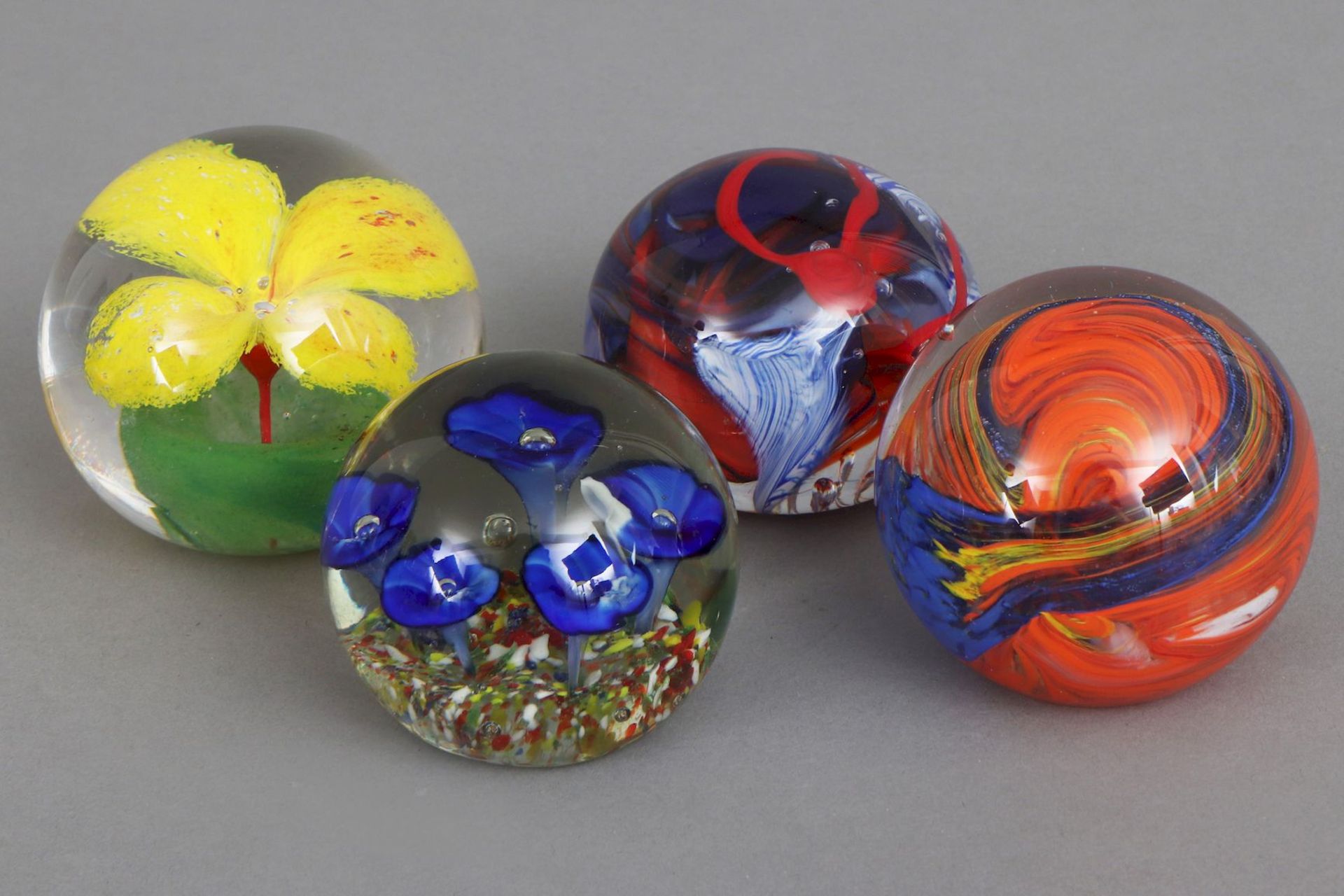 4 Glas-Paperweights