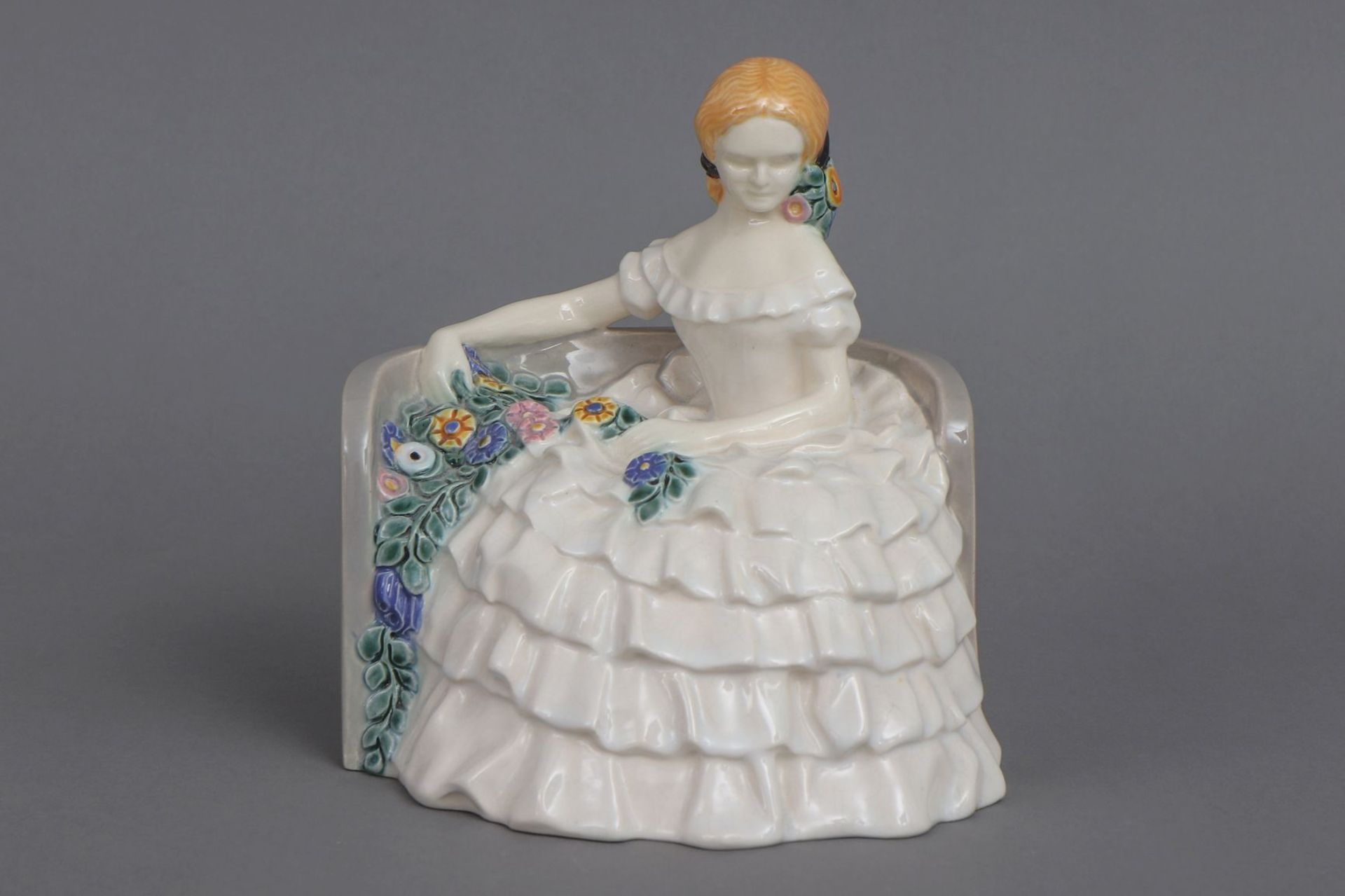 EMELIE SCHLEISS (1880-1962) Keramikfigur ¨Elegante Dame mit Krinolinenkleid und Blumengirlande¨