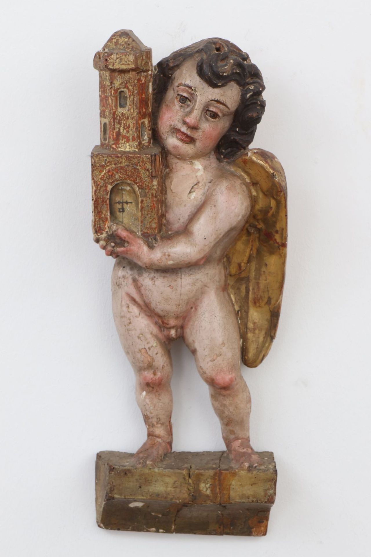 Sakrale Holzschnitzfigur des Barock ¨Stehender Putto mit Kirchenbau¨