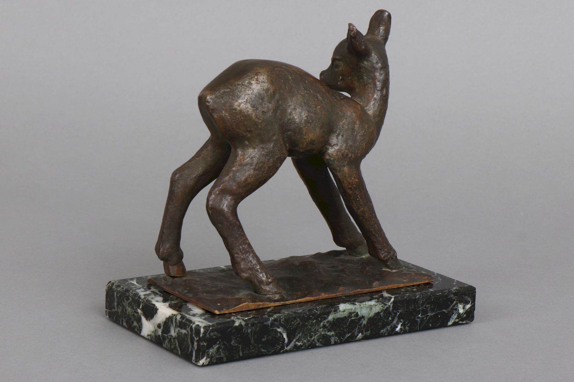 Bronzefigur, wohl Rudolf WENING (1897- 1970) ¨Rehkitz¨ - Bild 2 aus 3