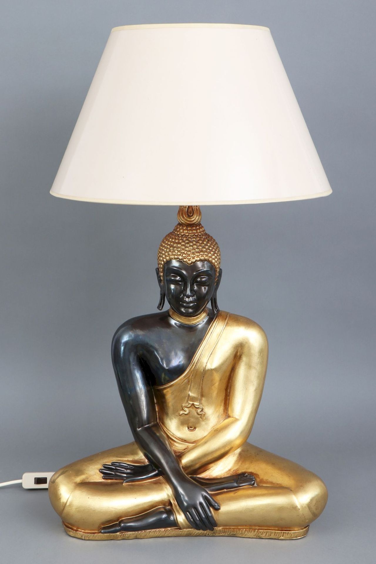 Tischlampe mit Fuß in Form einer asiatischen Buddhafigur