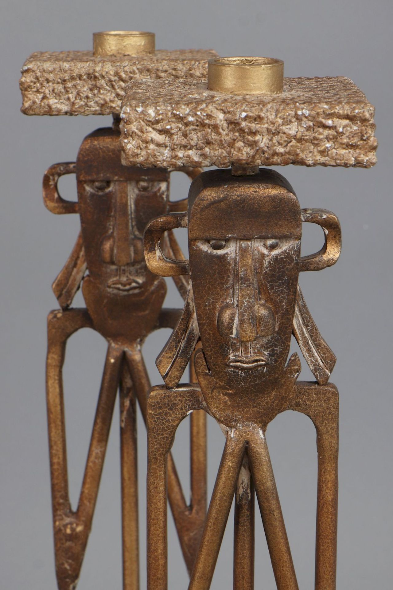 Paar Bronze Kerzenleuchter mit Figurenfuß im Stile einer afrikanischen Benin-Bronze - Bild 3 aus 3